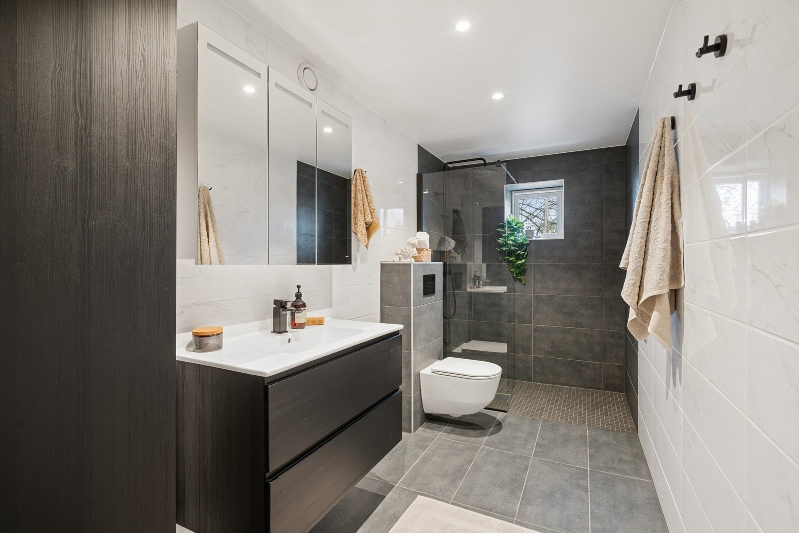 Delikat, flislagt bad som ble pusset opp i 2022. Badet har behagelig gulvvarme. Galleribilde