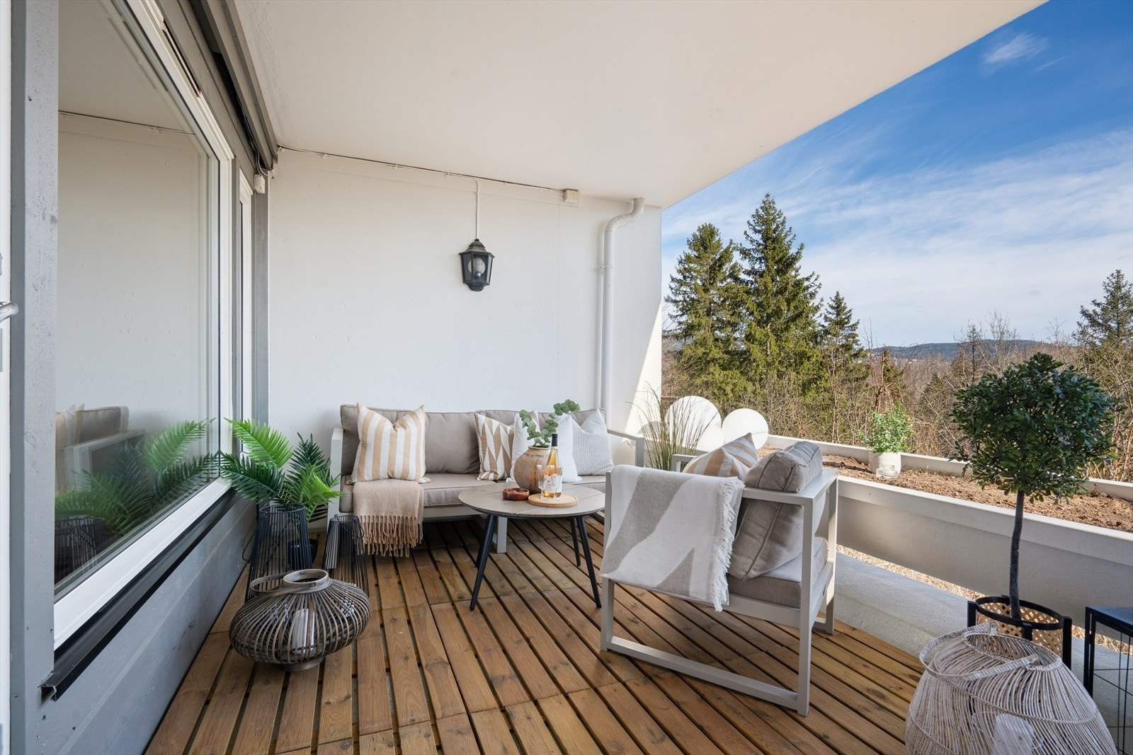 Fra stuen er det direkte utgang til en romslig terrasse med terrassekasser og tilhørende utebod. Galleribilde