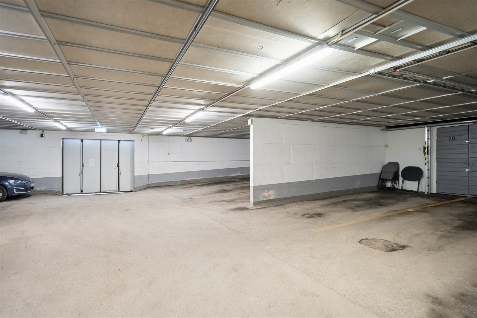 Det er kun 1 trapp opp fra garasjekjeller, hvor leiligheten disponerer en garasjeplass med lader. Galleribilde