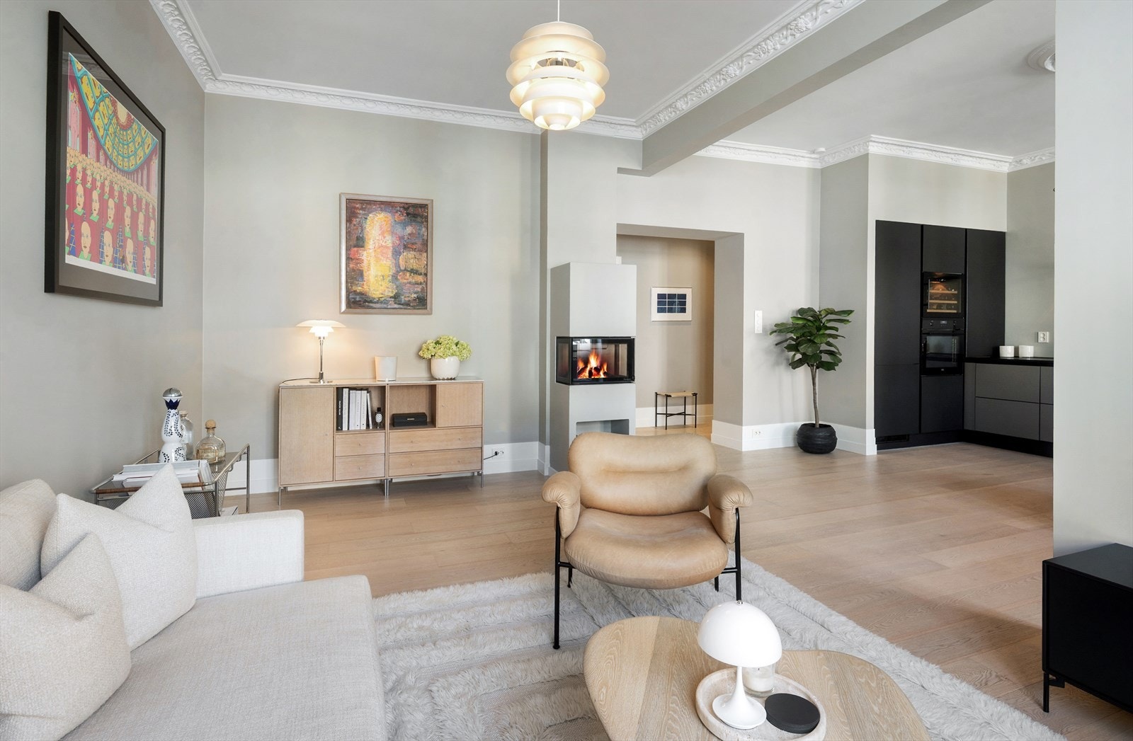 Spesialbygd listverk med MDF-plater. Elko plus stikkontakter innfelt i listverk. Galleribilde