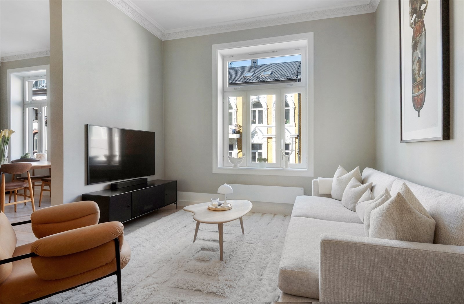 Planløsningen er svært vellykket. Det er god plass til flere sittegrupper. Galleribilde