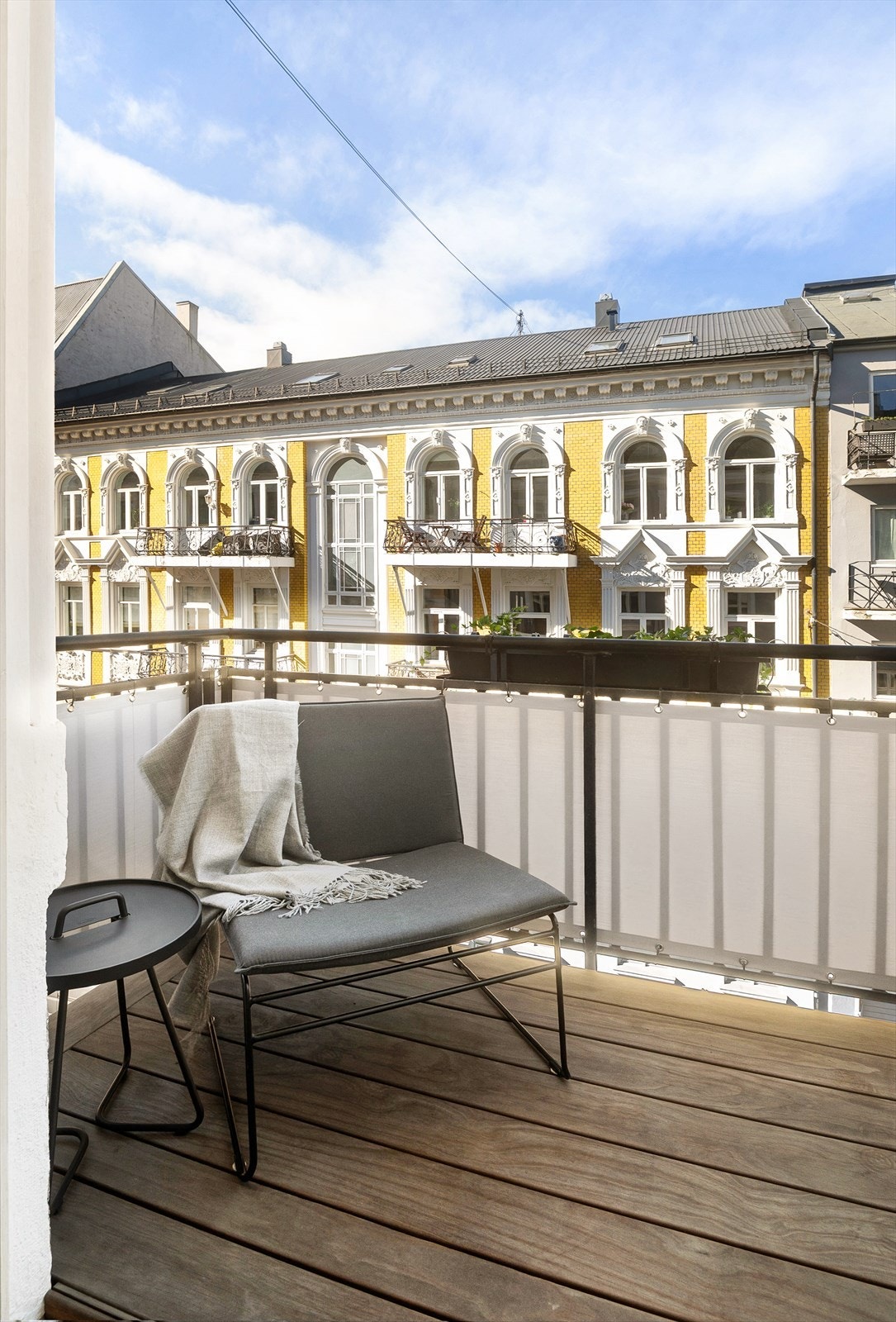 Hyggelig sydvestvendt balkong med adkomst fra kjøkken. Det er lagt Kebony på balkongen. Galleribilde