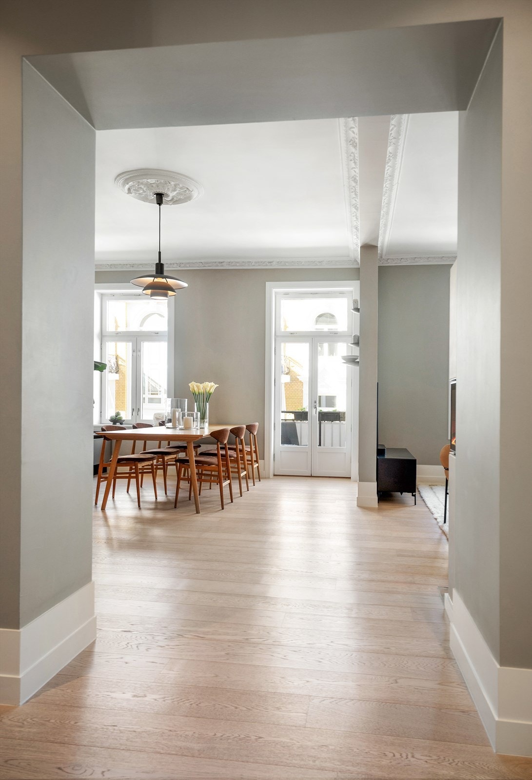 Her får man en klassisk Frognerleilighet med generøs takhøyde på 3 m, klassiske detaljer og store vindusflater som slipper inn rikelig med naturlig lys. Galleribilde