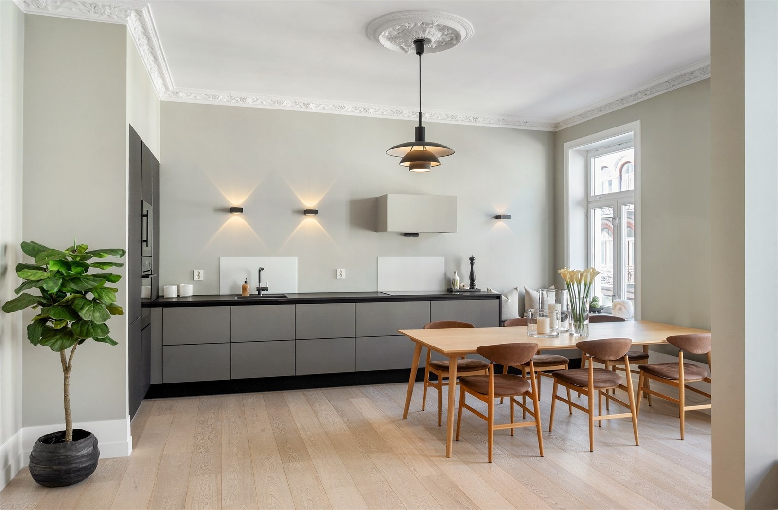 Velutstyrt og tidsmessig HTH kjøkken fra 2019 med glatte matte fronter. Herdet glass over benk ved vaskekum og platetopp. Galleribilde