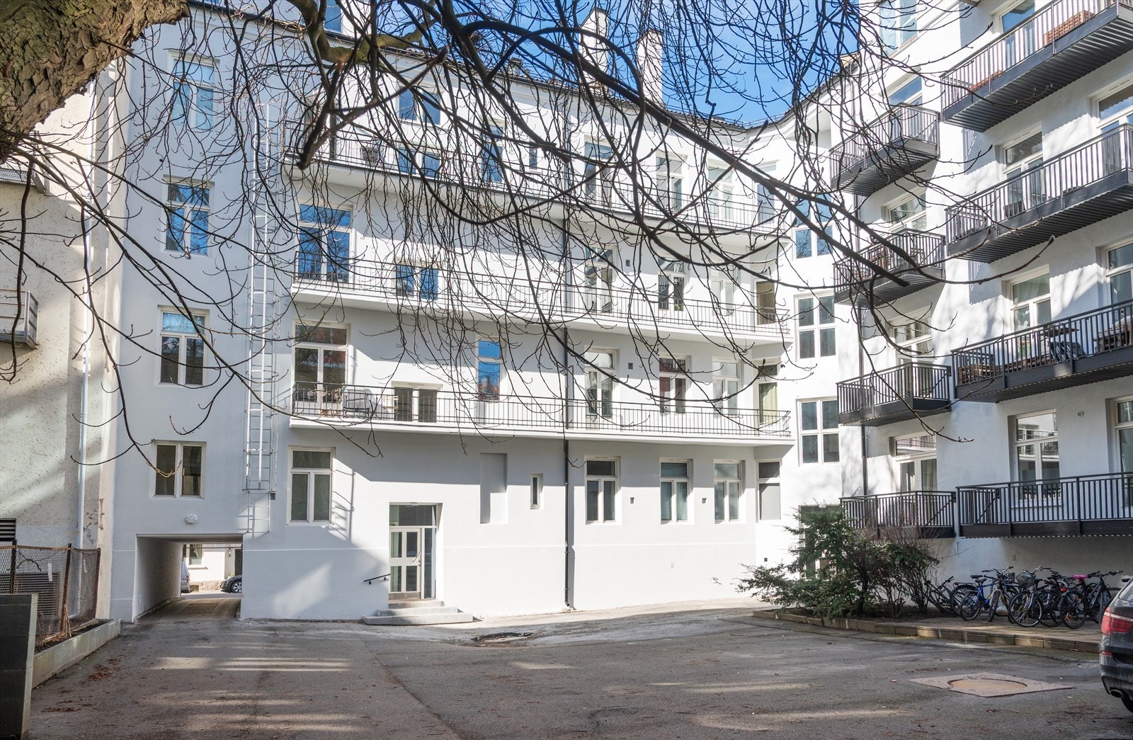 Rolig og hyggelig bakgård med parkeringsplasser og sykkelparkering. Galleribilde