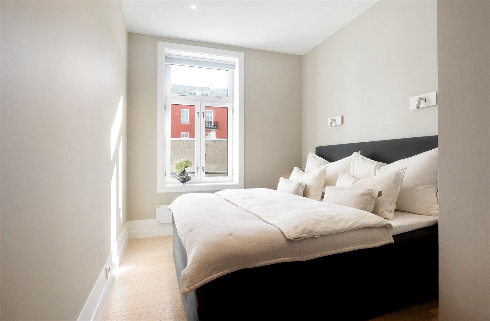 Hovedsoverom med walk-in og god plass til dobbeltseng. Galleribilde