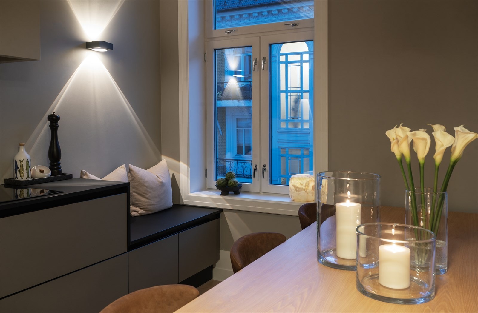 Hyggelig sitteplass integrert i innredningen. Galleribilde