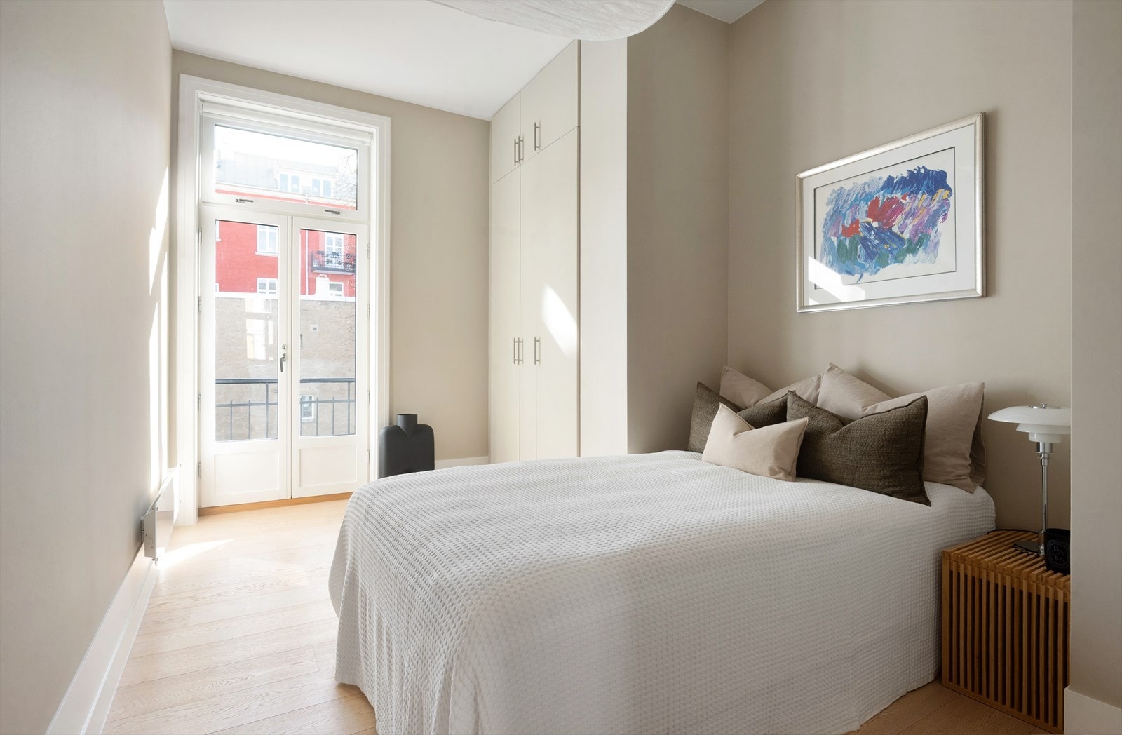 Soverom 2 med god plass til dobbeltseng, integrerte garderober og utgang til brannbalkong. Galleribilde