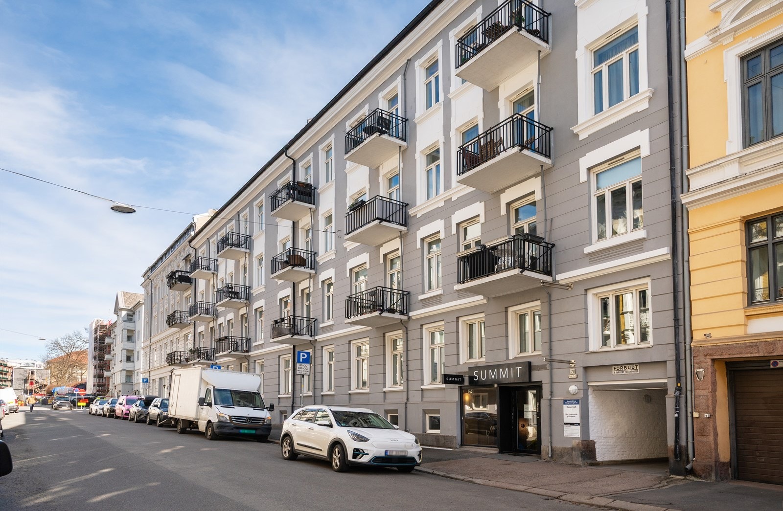 Leiligheten har umiddelbar nærhet til Frognerveien og Bygdøy Allé, kjent for sine mange flotte spesialforretninger spesielt innenfor mote, interiør og mat. Galleribilde