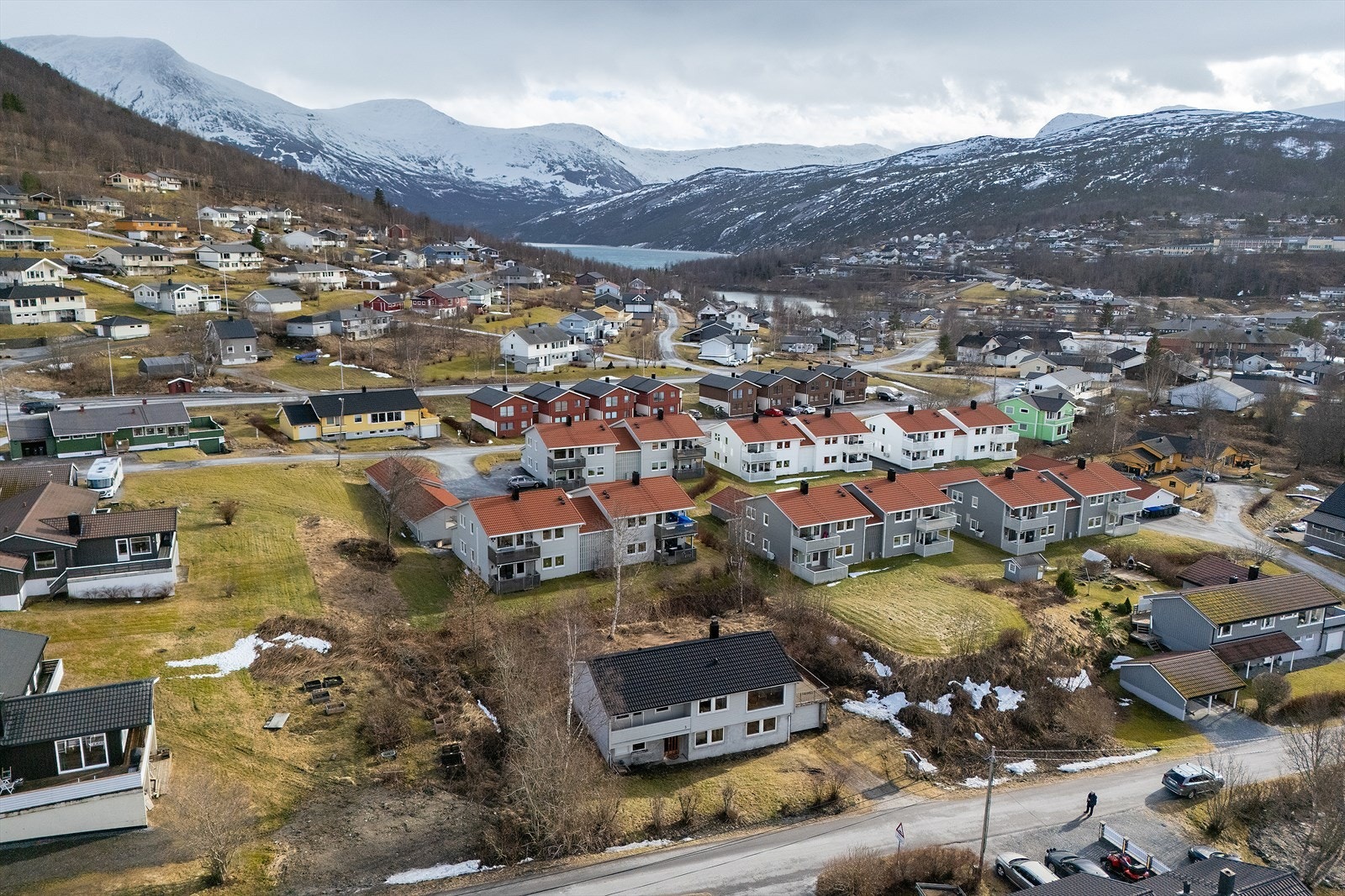 Eiendommen ligger i etablert boligområde på Straumen. Galleribilde