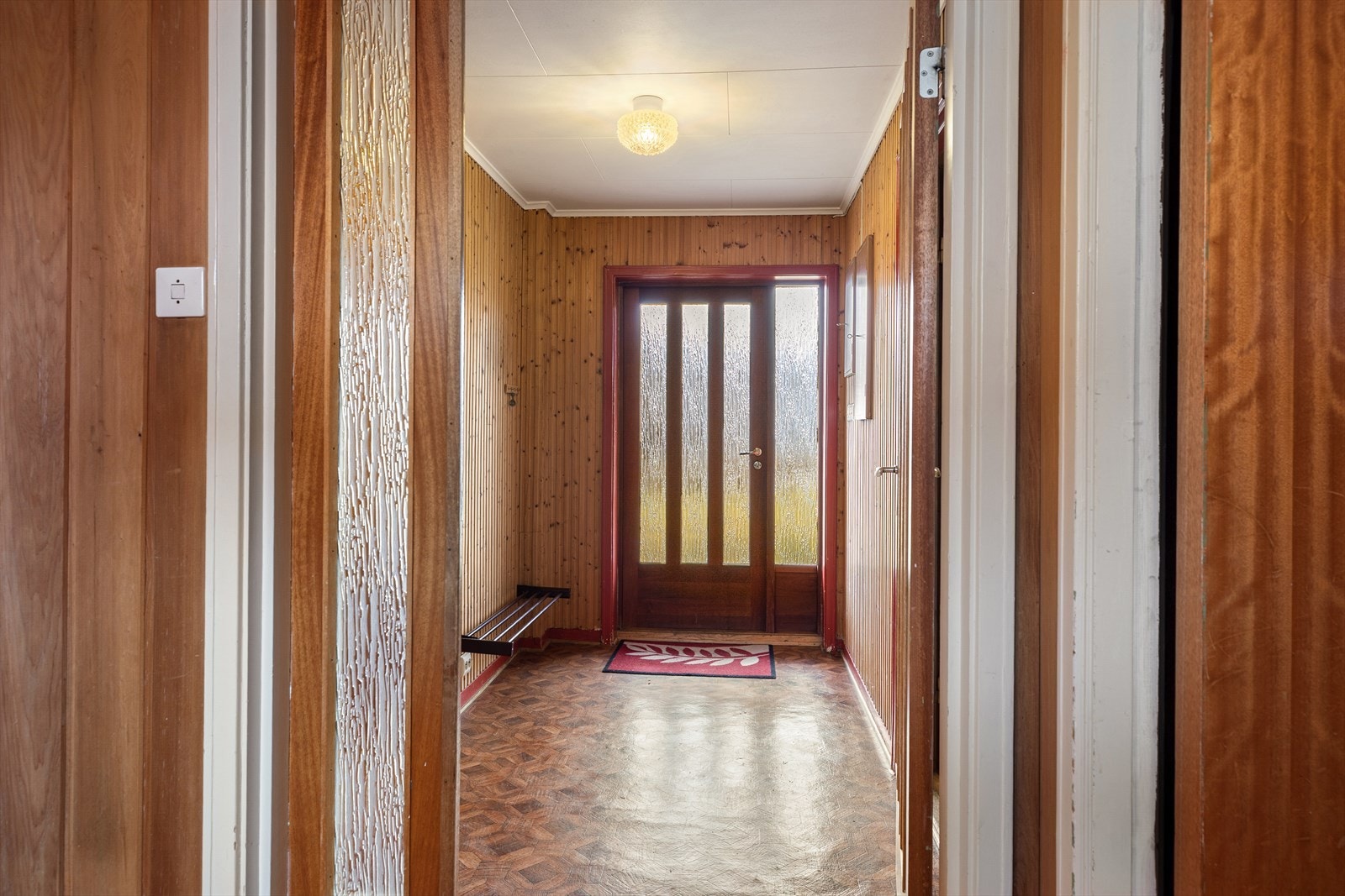 Underetasje: Gang, hall, hobbyrom/ lagerrom, vaskerom, matbod/potetkjeller, gang leilighet, stue leilighet, kjøkken leilighet, bad/vaskerom leilighet, bod/soverom leilighet, mellom gang leilighet, bod under trapp. Galleribilde