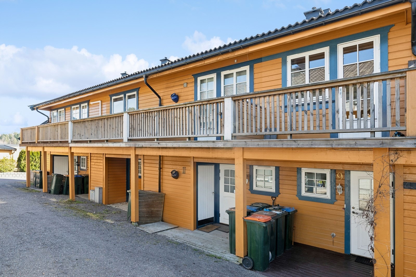 Fasaden er kledd med liggende trepanel, og taket er tekket med betongstein. På utsiden av boden er det montert elbillader. Galleribilde