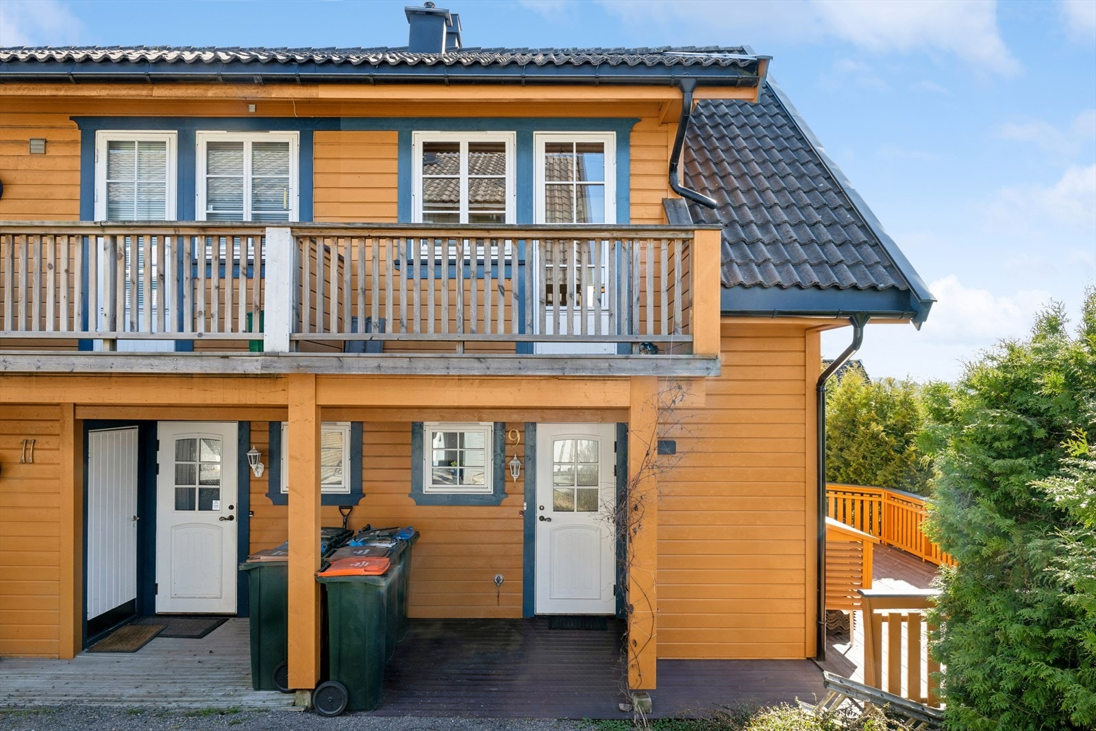 Boligen går over to plan og har egen inngang i første etasje. Galleribilde