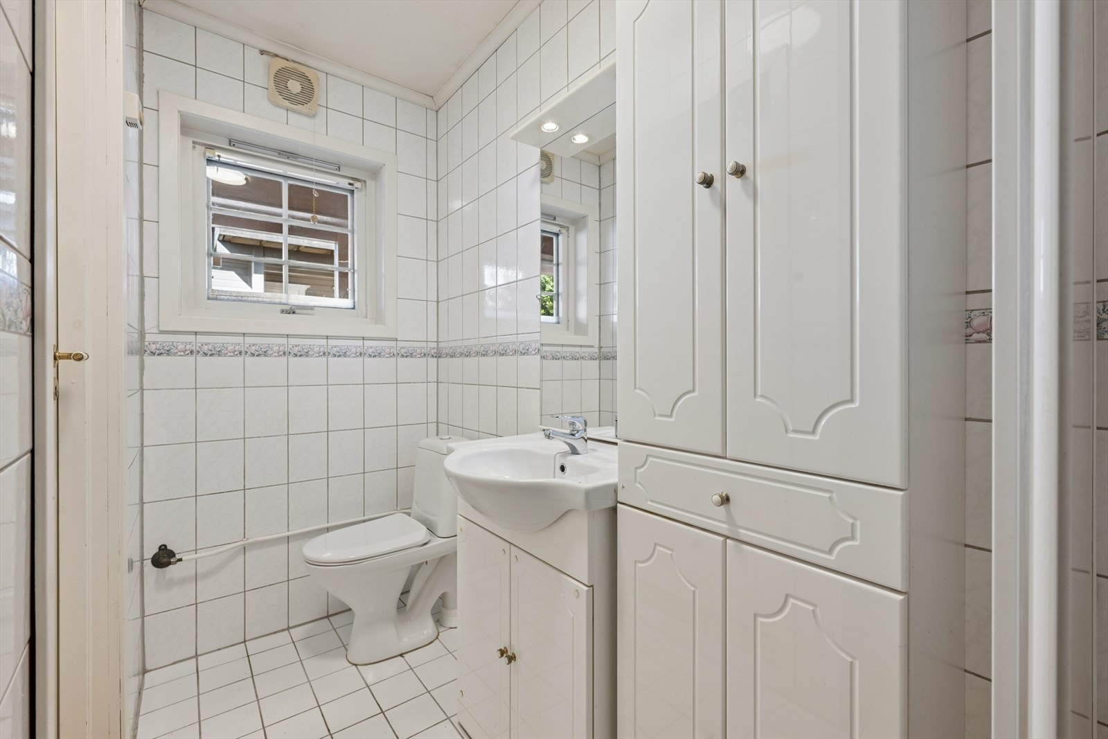 Badet i første etasje har flislagt gulv med varmekabler for god komfort. Galleribilde