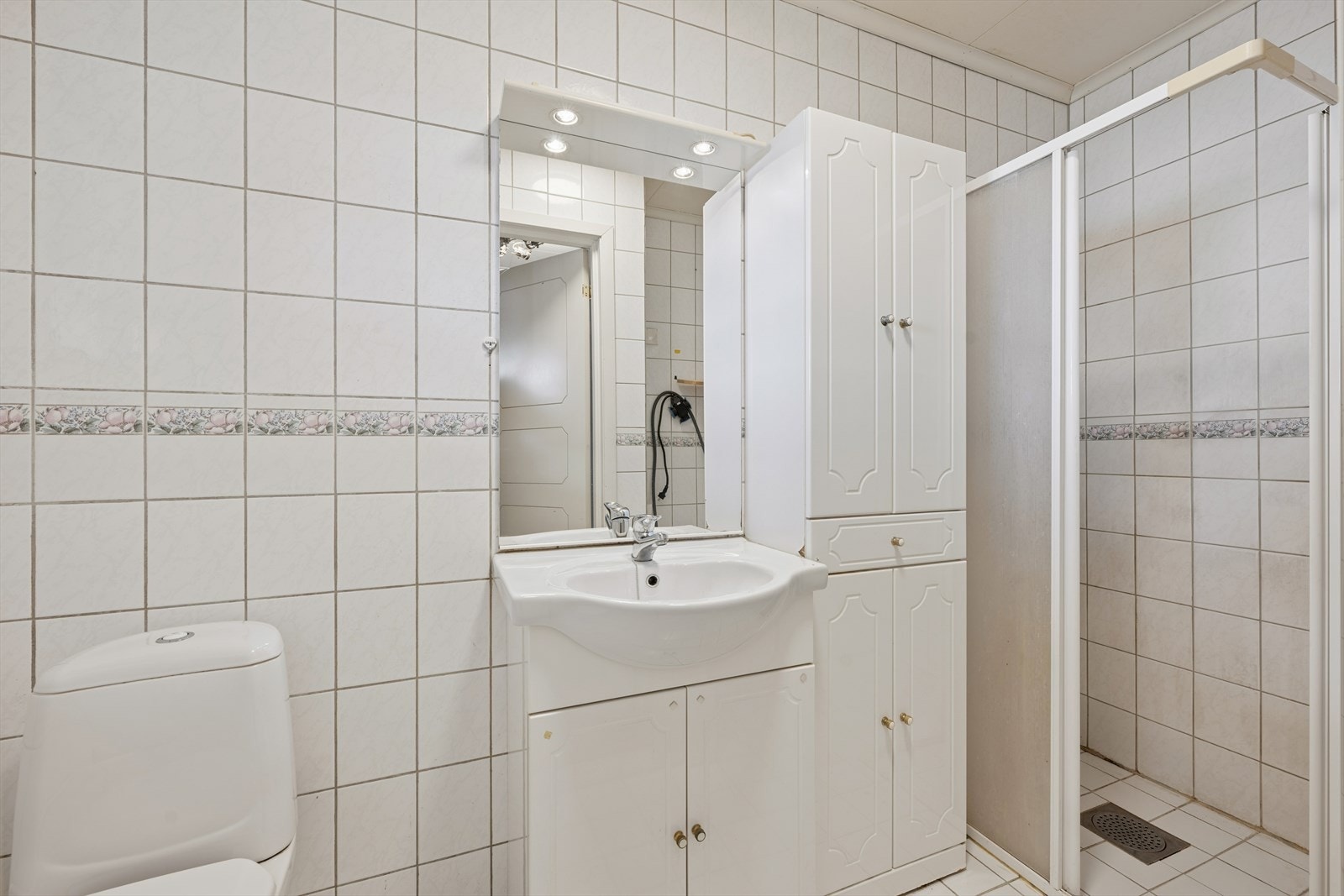 Rommet er utstyrt med dusj, WC, servantinnredning og opplegg for vaskemaskin. Galleribilde