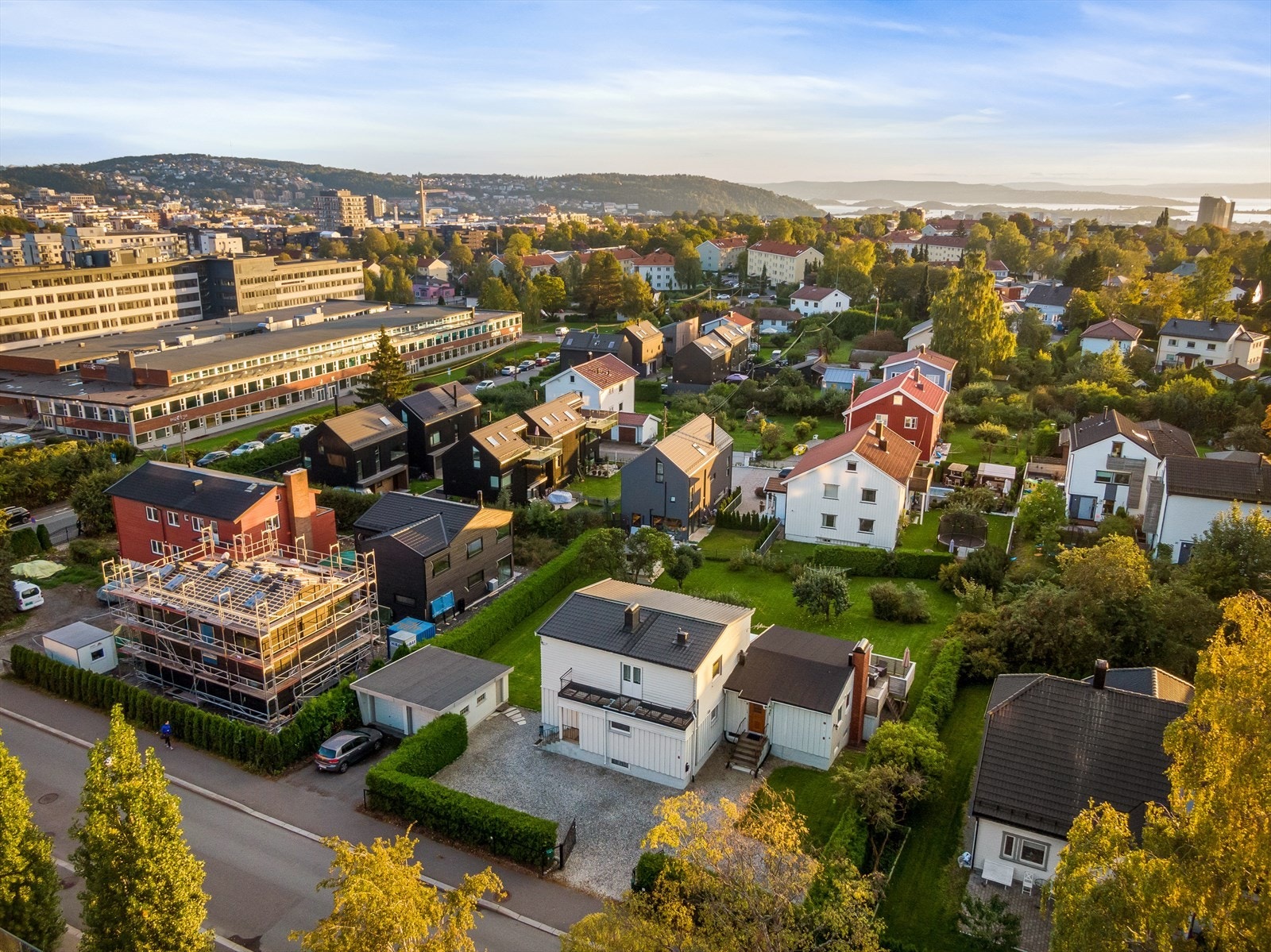 Boligen sokner til Sinsen skole. Elever går videre til Frydenberg skole. Boligen ligger også like ved WANG toppidrett UNG. Galleribilde