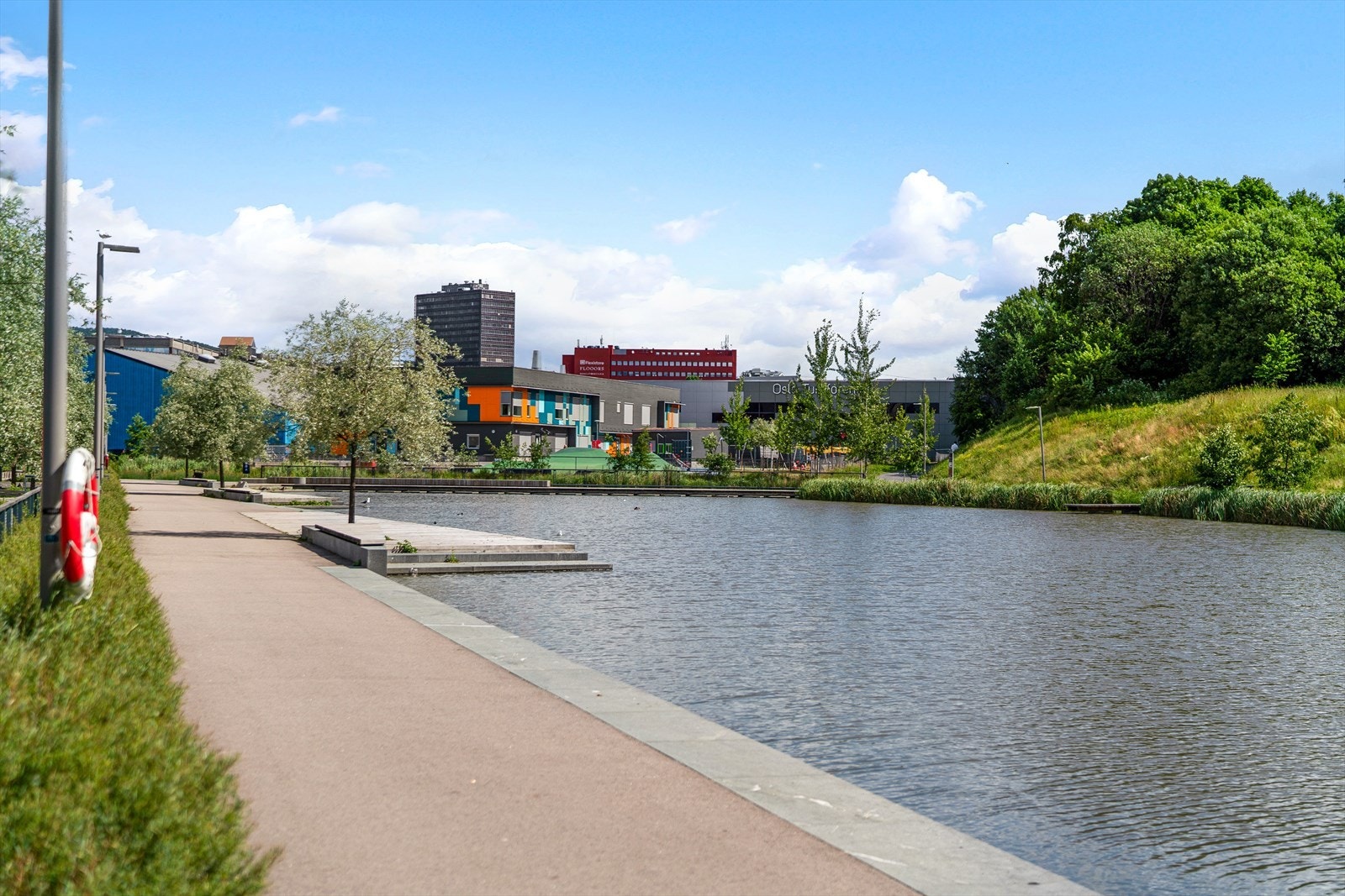 Området byr på flotte grøntområder og rekreasjonsmuligheter med blant annet Valle Hovin og andedammen, Tøyenparken, Kampen park, nye Tøyenbadet og Botanisk hage. Galleribilde