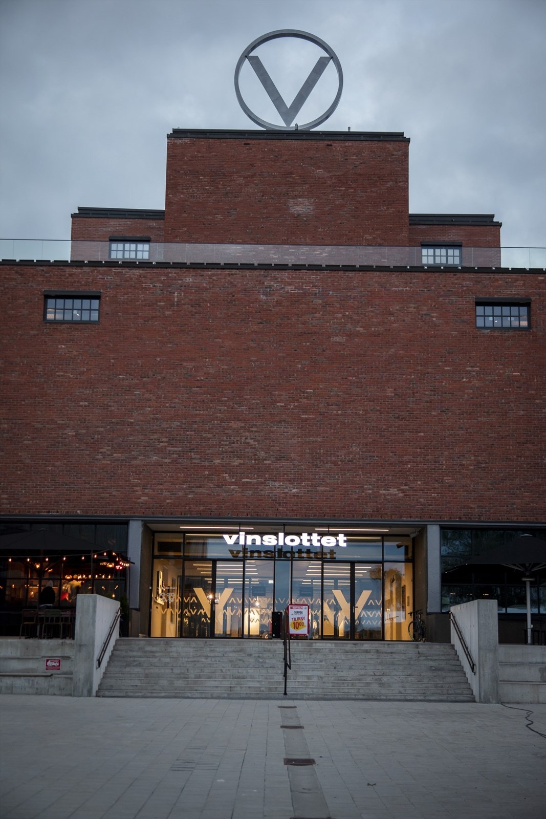 Vinslottet, Vinmonopolets gamle lokaler på Løren, ligger også like ved boligen. Området har flere hyggelige uteserveringer og butikker. Galleribilde