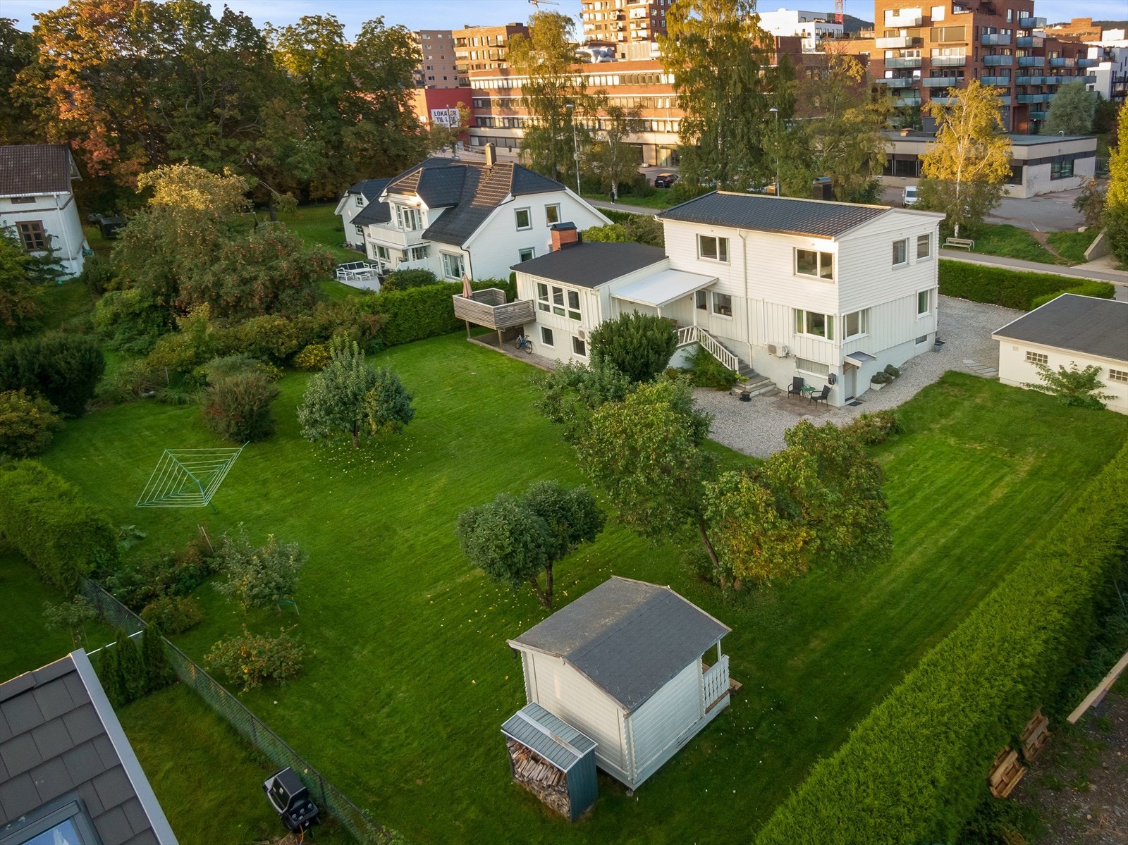 Velkommen til Haslevangen 9B! Dette er en familievennlig tomannsbolig over tre plan, beliggende i flotte og barnevennlige omgivelser på Frydenberg/Hasle. Foto: Pontus Holmenäs og Zovenfra AS. Galleribilde