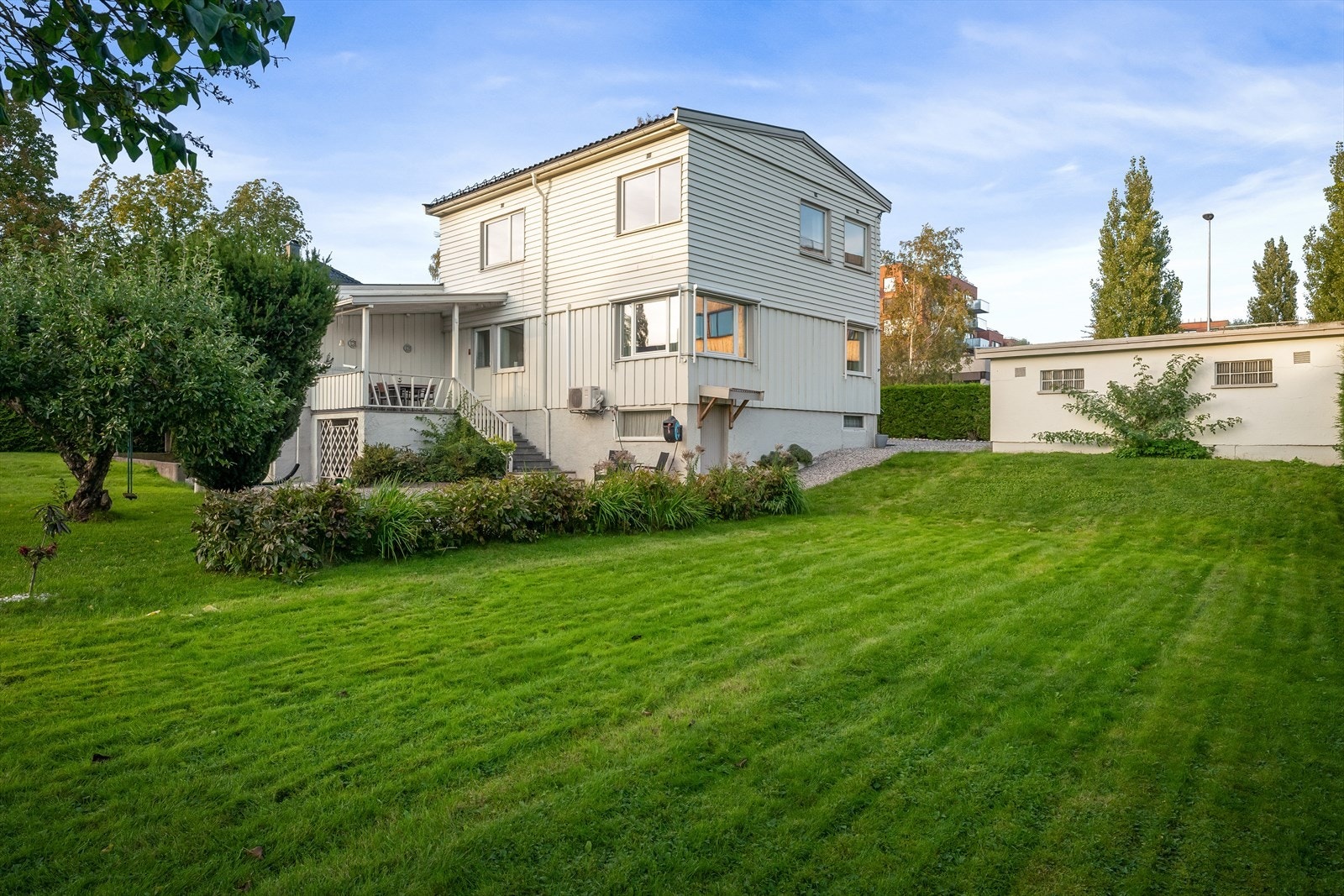 Stor, flat og familievennlig hage med gode lekemuligheter for barn. Galleribilde