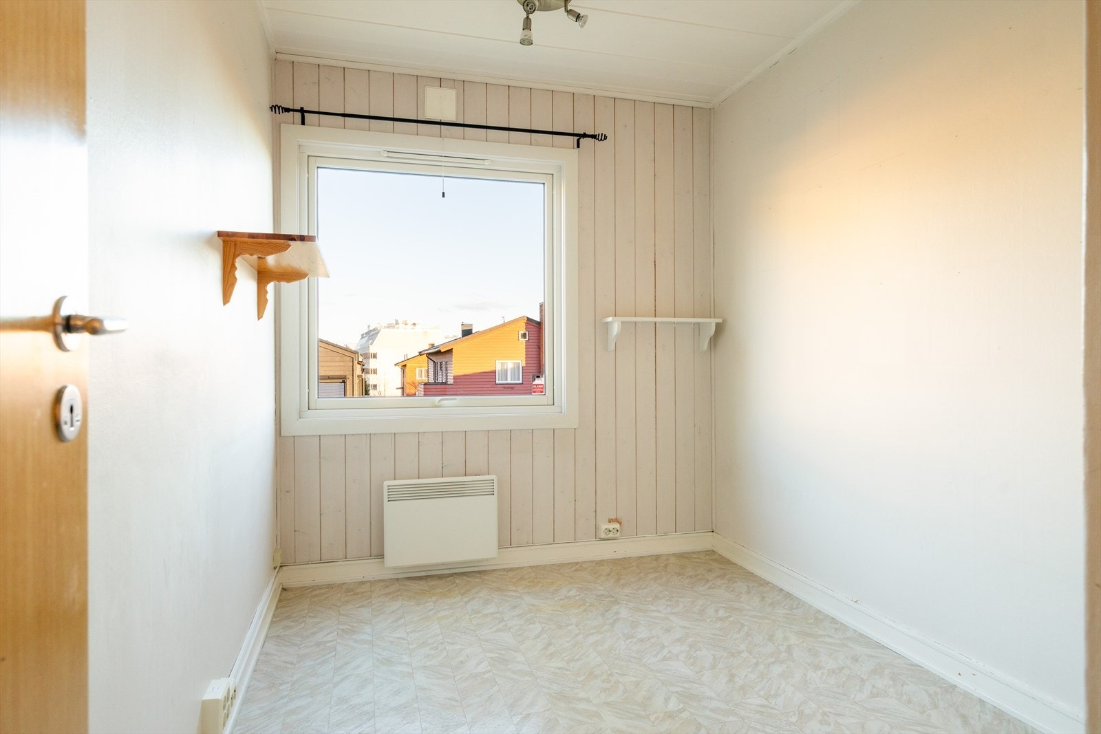 Soverom 4 er av god størrelse med plass til seng og nødvendige møbler. Galleribilde