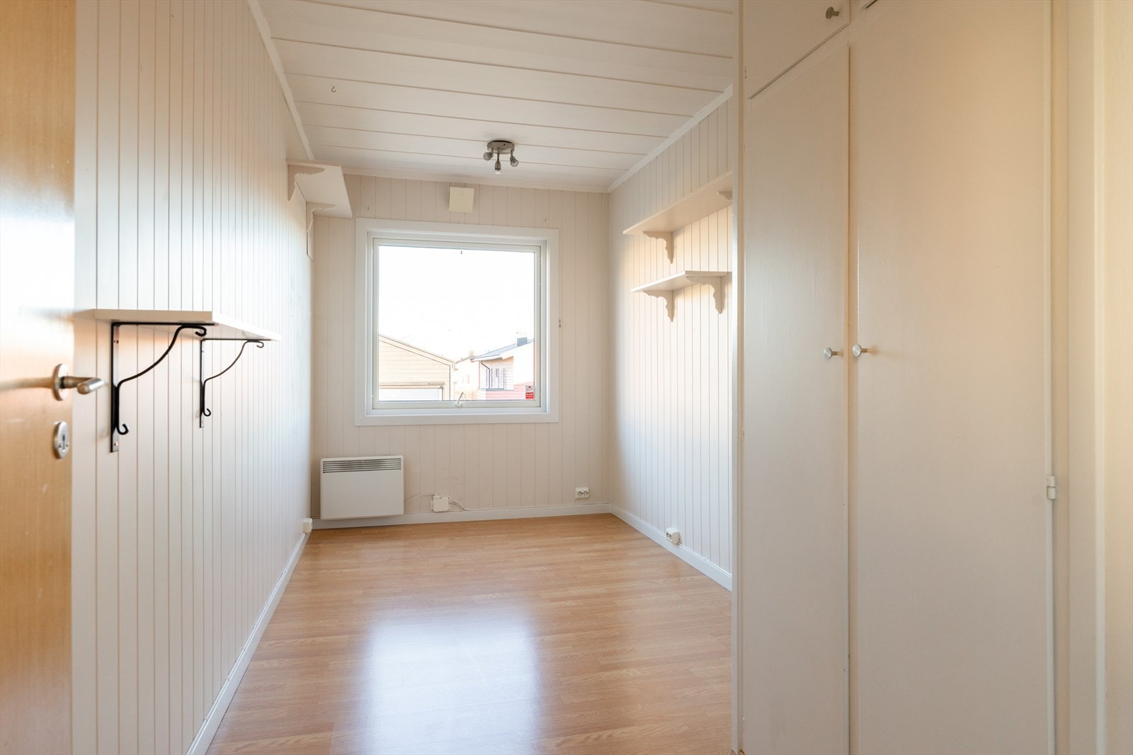 Soverom 4 har god plass til seng og øvrig møblement som skrivebord, kommoder og oppbevaringsløsninger. Galleribilde