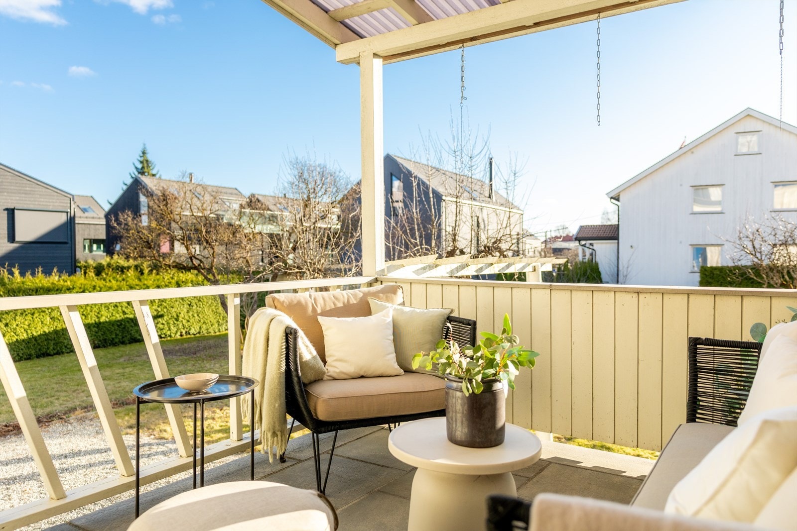 Her er det gode muligheter for å etablere en trivelig uteplass med utemøbler, grill og beplantning - perfekt for både rolige hverdager og hyggelige sammenkomster med familie og venner. Galleribilde