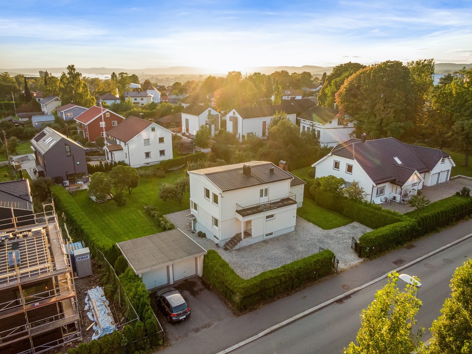 Velkommen til Haslevangen 9B! Dette er en familievennlig tomannsbolig over tre plan, beliggende i flotte og barnevennlige omgivelser på Frydenberg/Hasle. Galleribilde