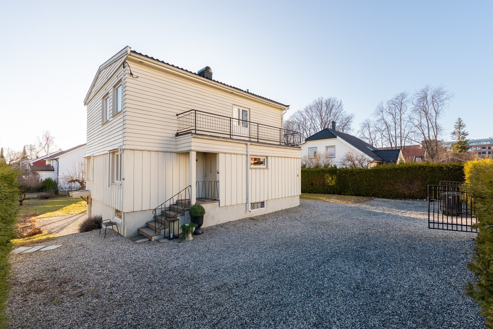 Det ble lagt ny grus på gårsplassen i 2012. Galleribilde