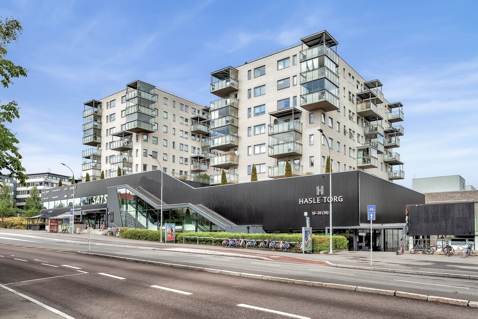 Hasle Torg ligger ca. 6 minutters gange fra boligen og tilbyr et variert servicetilbud med blant annet Coop Mega, Baker Hansen, Vitus Apotek, Vinmonopol, Nille, bydelskroen LUN, Floriss blomster, treningssenteret SATS og Jernia, samt flere øvrige tilbud. Galleribilde