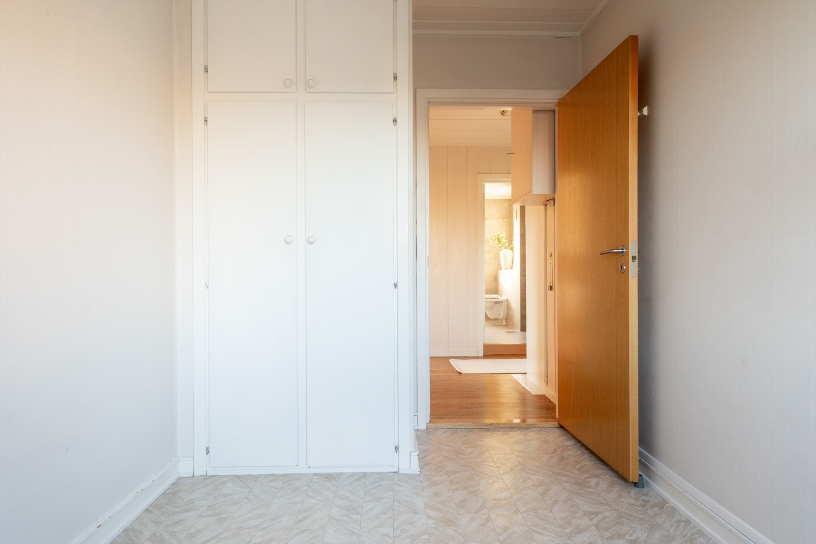 Soverommet har et plassbesparende, innebygd garderobeskap. Galleribilde