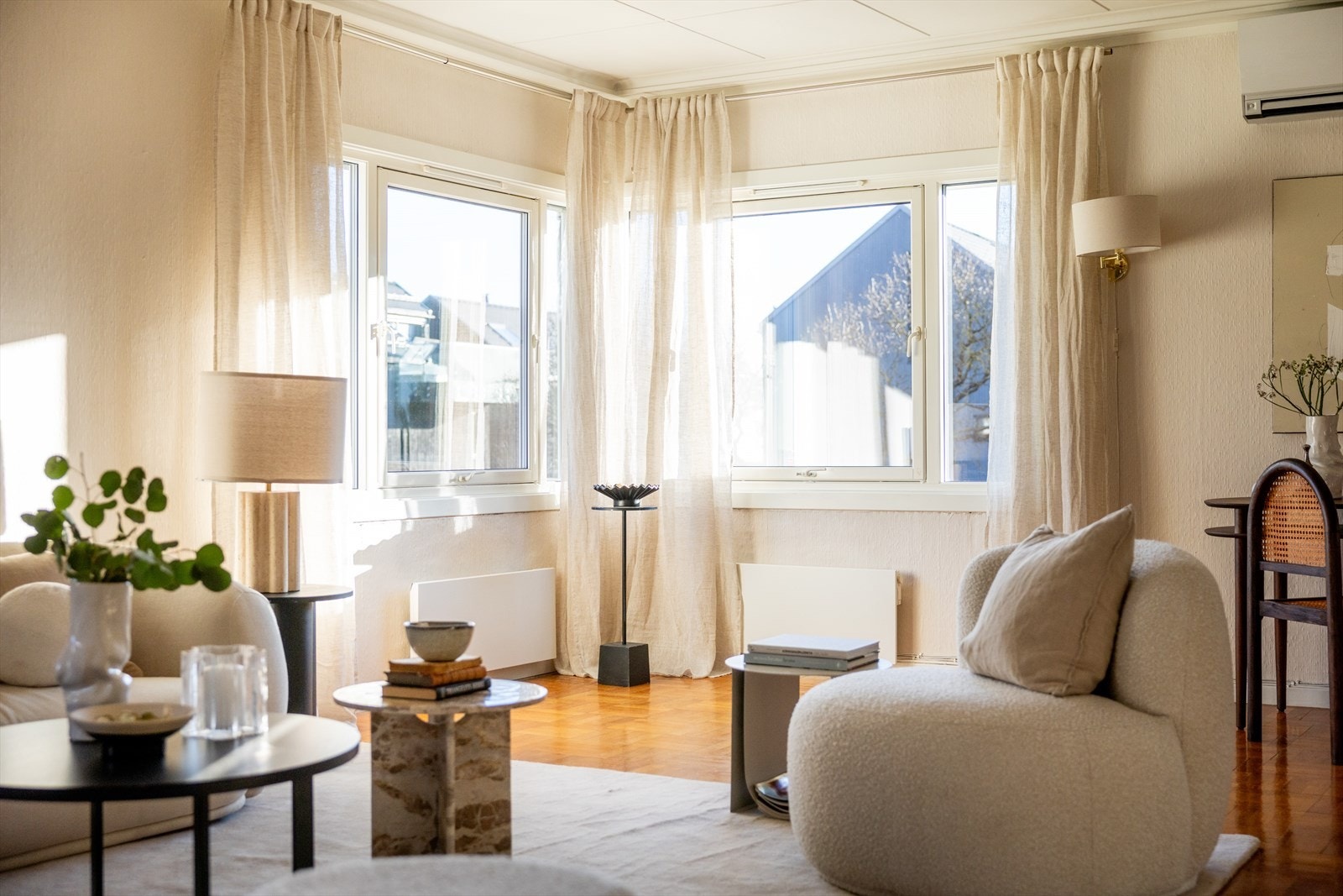 Det er montert utvendige, elektriske Zip Screen-persienner i 1. etasje, totalt 4 stk., som gir effektiv solskjerming og økt komfort. Galleribilde