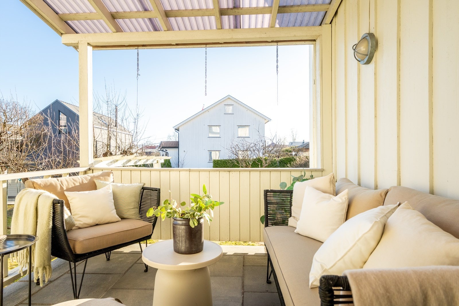 Fra stuen er det utgang til en hyggelig sørvestvendt, overbygget terrasse på ca. 10 m², som blir en naturlig forlengelse av oppholdsrommet i vår- og sommerhalvåret. Galleribilde