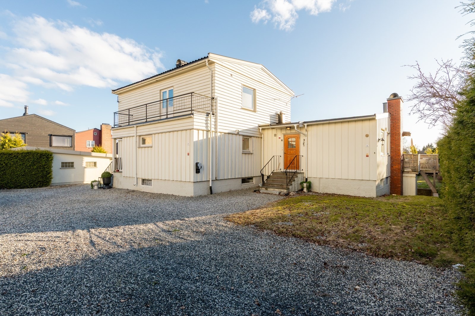 Det er montert elbillader på husveggen. Denne tilhører Haslevangen 9. Galleribilde