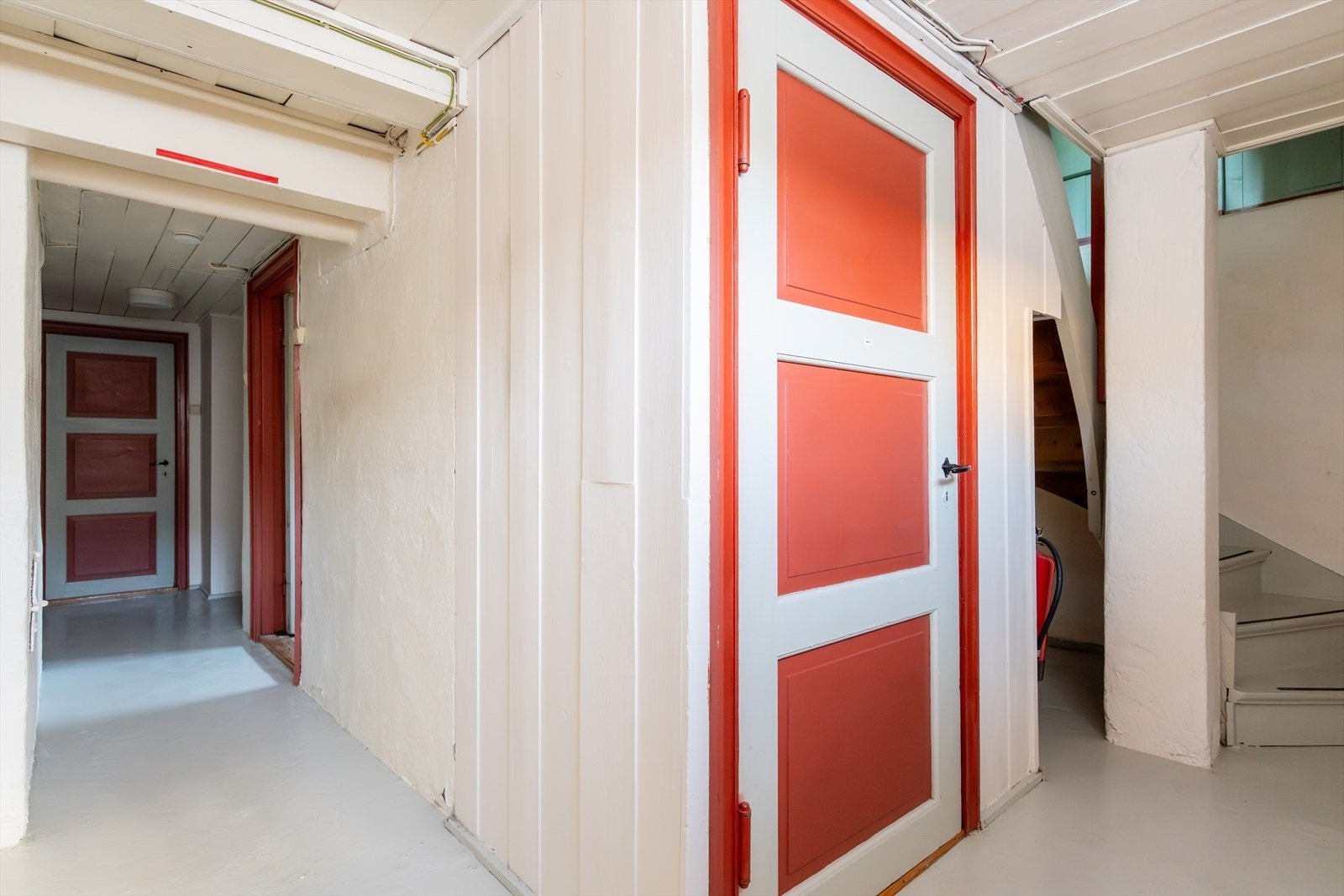 I underetasjen er det totalt fire boder, bestående av to mindre boder og to romslige boder med gode lagringsmuligheter. Galleribilde