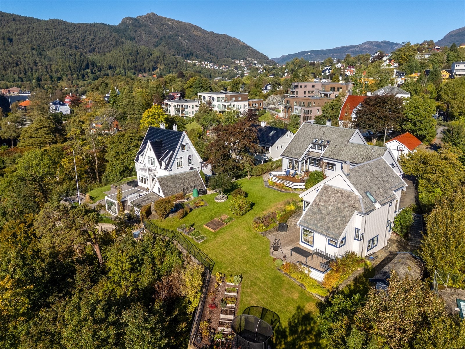 Fra huset er det en fantastisk utsikt mot Nordåsvannet og frodige omgivelser. Galleribilde