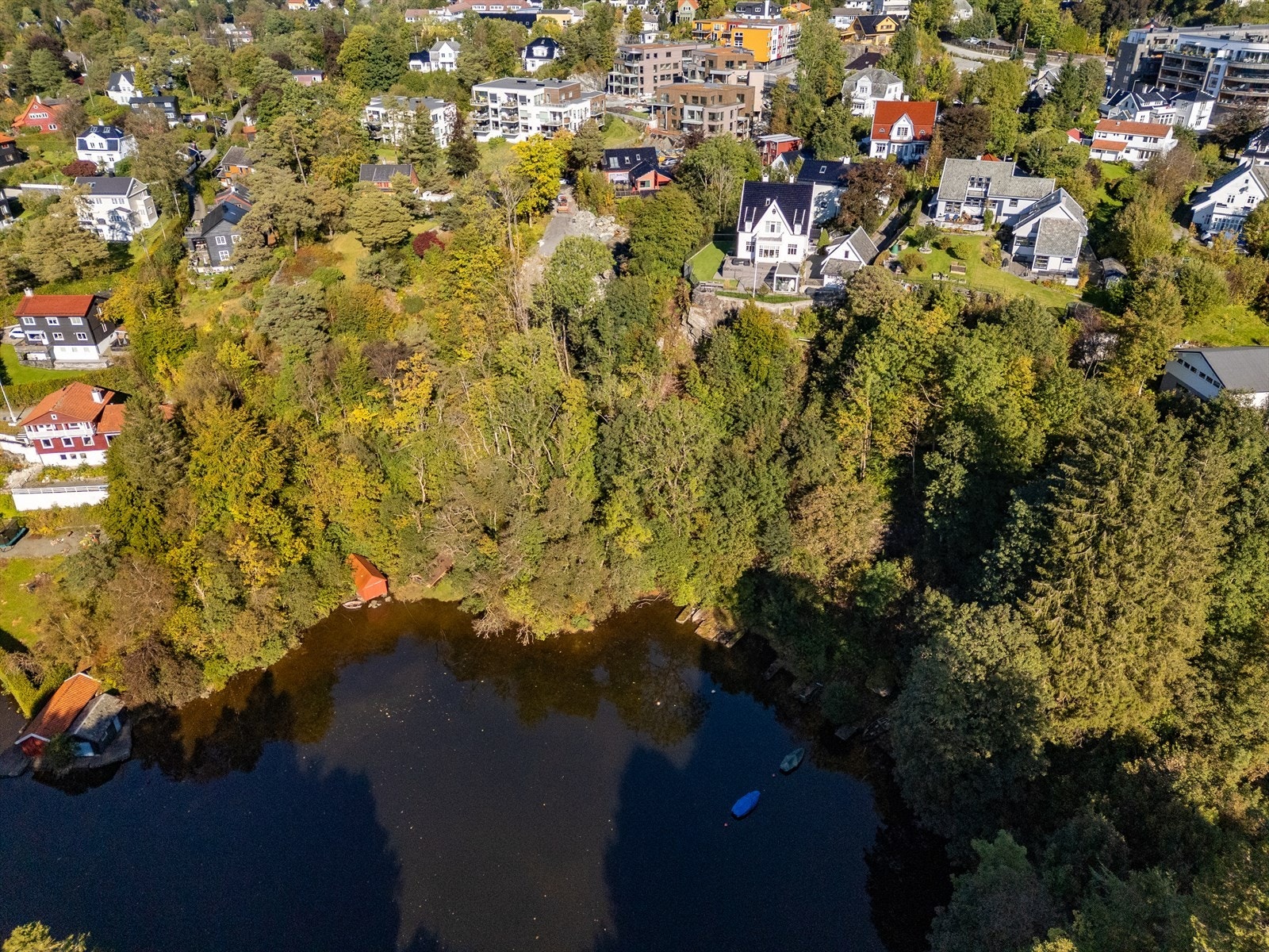 Tomten går ned til LNF-området "Dødehavet" - en del av Nordåsvannet Galleribilde