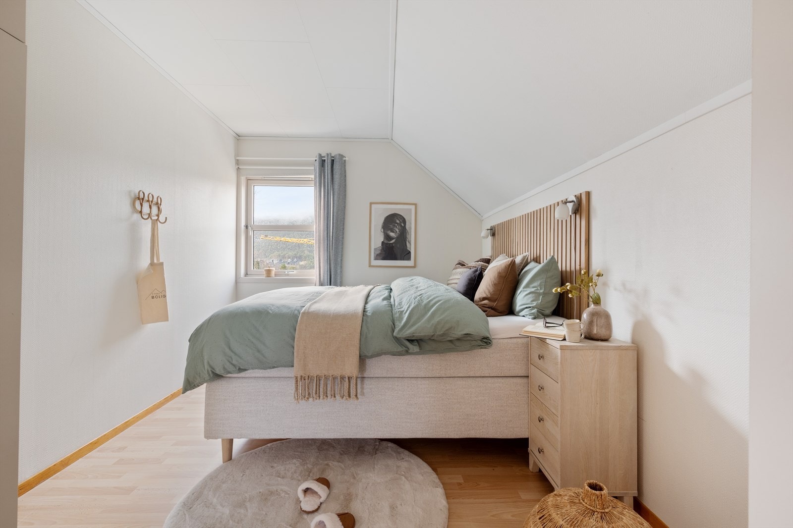 Lyst og innbydende hovedsoverom på 13 m² med godt lysinnslipp og god plass til dobbeltseng og nattbord. Galleribilde