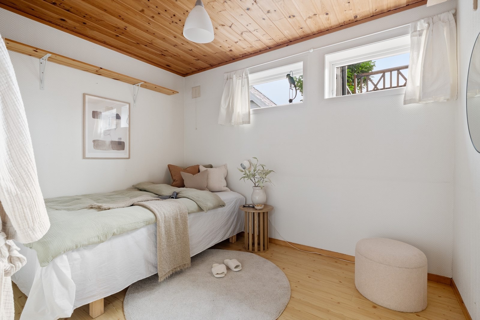Soverom 2 i u. etasje - Lyst og trivelig soverom på 8,1m² plass til både seng, nattbord og oppbevaring. (Godkjent som disp. rom på originale tegninger) Galleribilde
