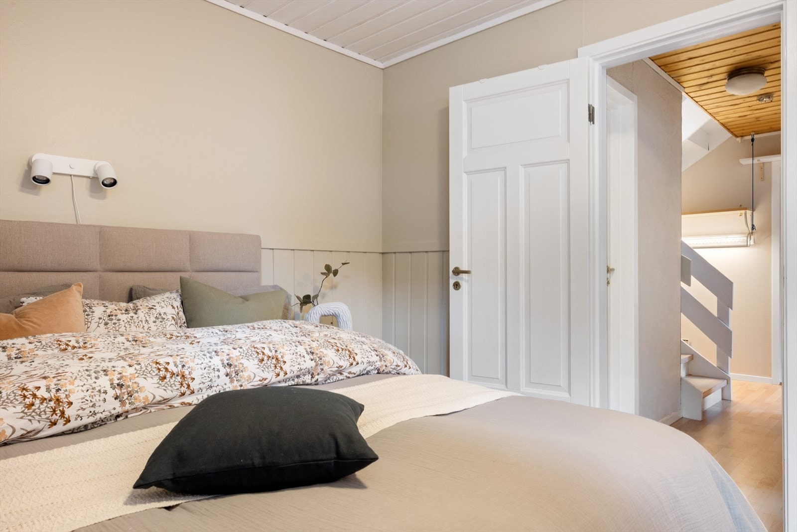 Romslig og innbydende soverom på 11m² med god plass til dobbeltseng, nattbord og garderobe. (godkjent som disp. rom på originale tegninger) Galleribilde