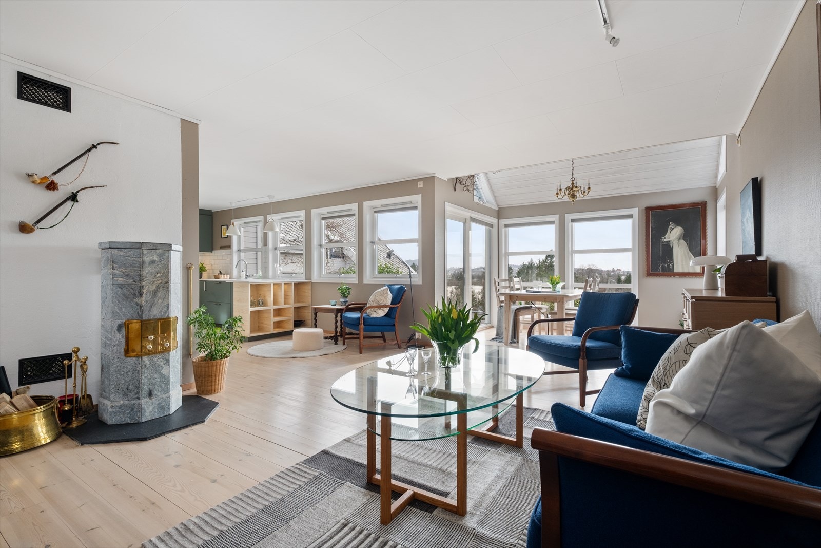Stuen er lys og romslig med store vindusflater og en fantastisk utsikt. Galleribilde
