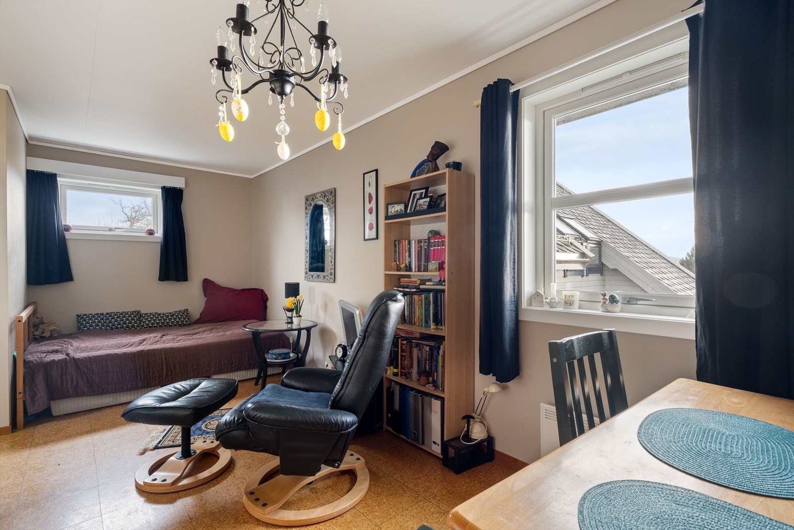 Stuen måler 15m². Her er det mulighet for ekstra inntekt med separat boenhet. Galleribilde