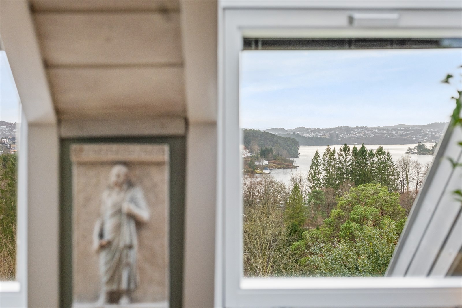 Fra overetasjen kan man også nyte den flotte utsikten. Galleribilde