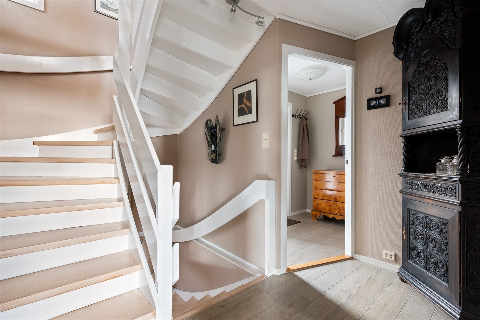En flott tretrapp med heltre furutrinn som tar deg opp og ned i etasjene. Galleribilde