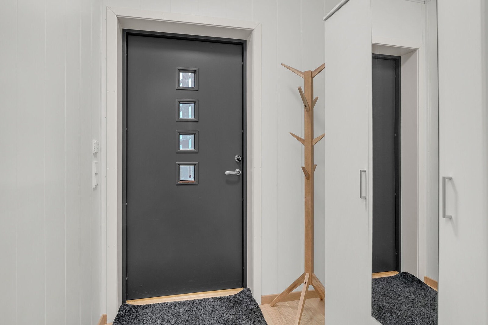 Det første som møter deg er en lys entré med plass for oppheng yttertøy og plassering av sko. Galleribilde