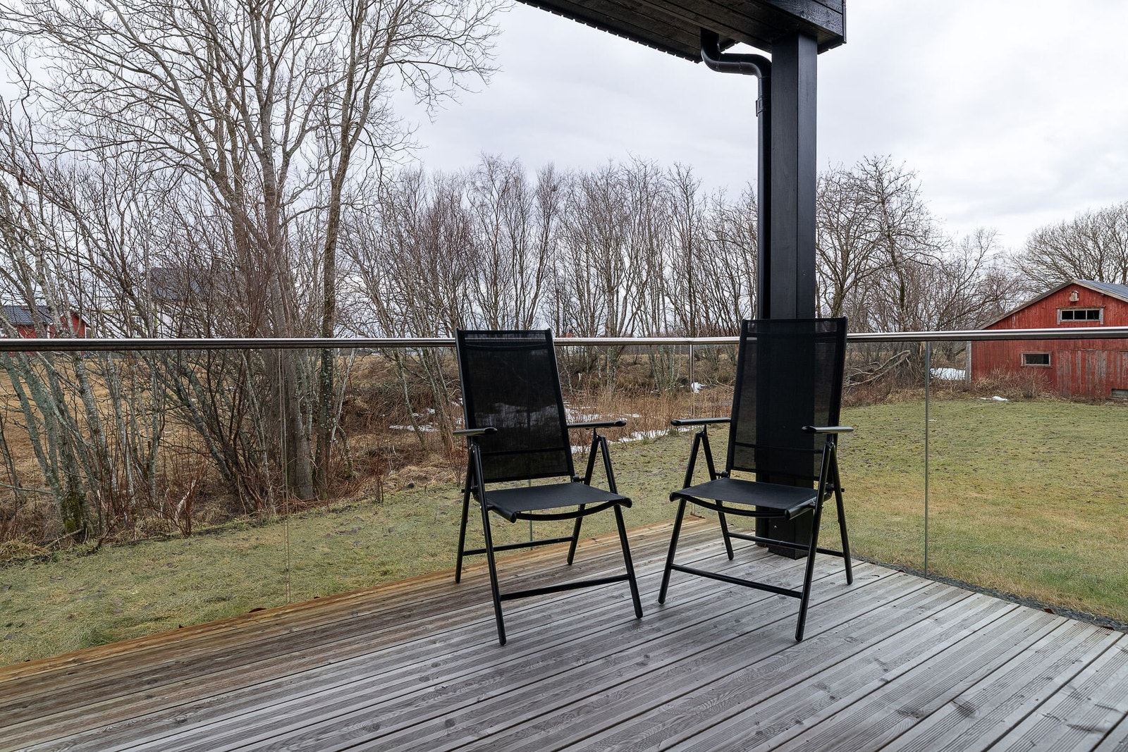 Terrassen er vendt mot sør, og er utført med moderne glassvegger som fremhever utsyn. Galleribilde