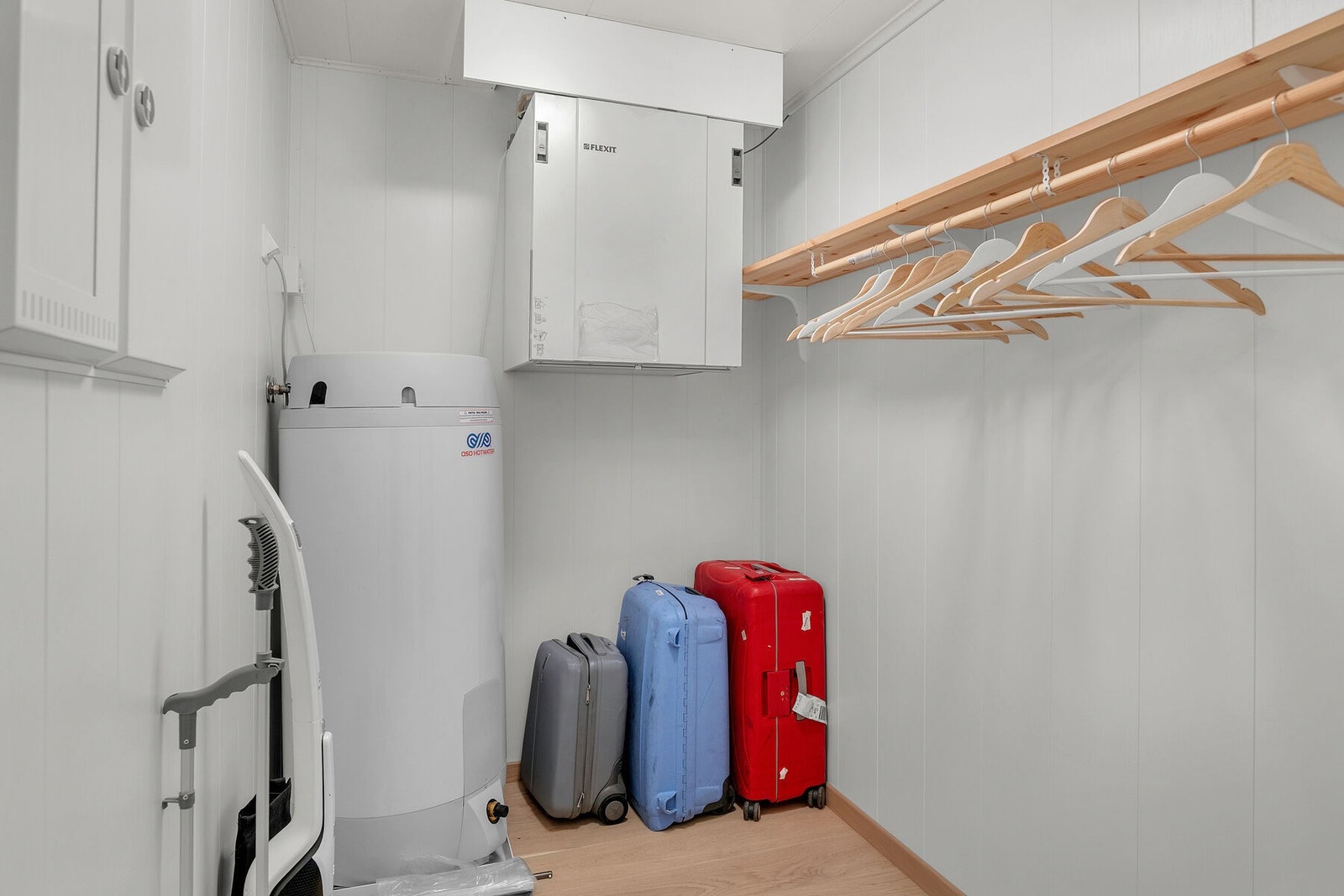 Praktisk bod med ventilasjonsaggregat (balansert ventilasjon) og ca. 200 liters varmtvannsbereder. Galleribilde