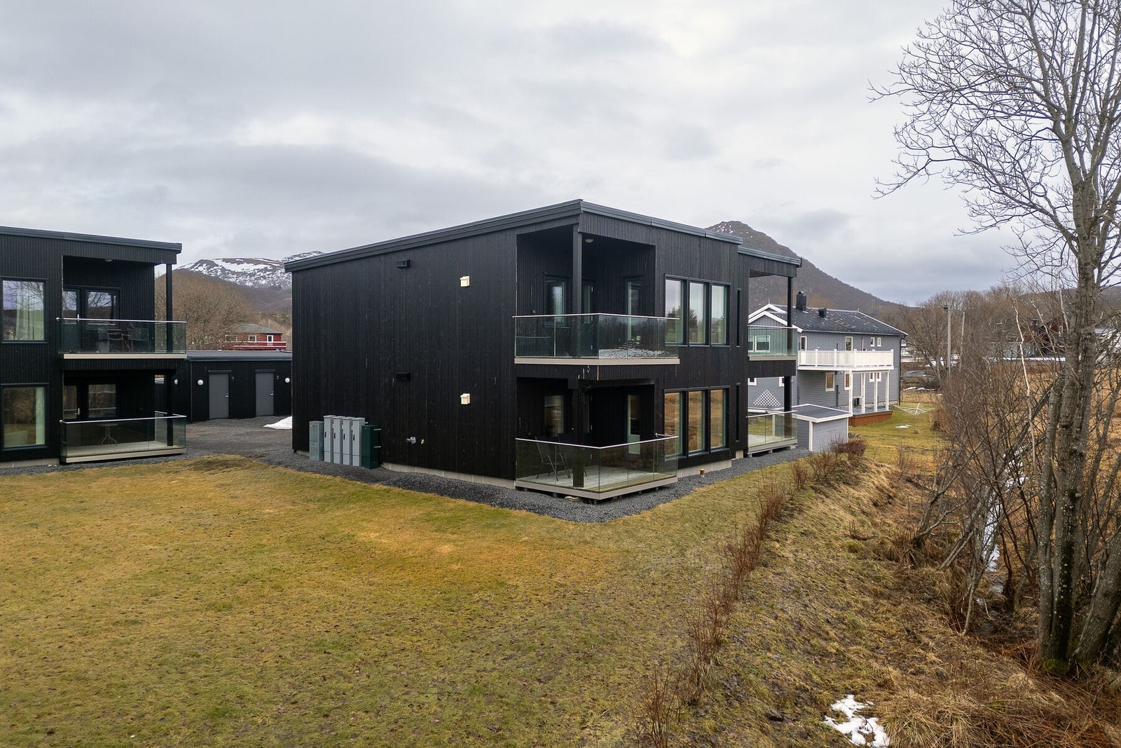 Terrasse på bakkenivå med enkel tilgang til uteområdet. Galleribilde