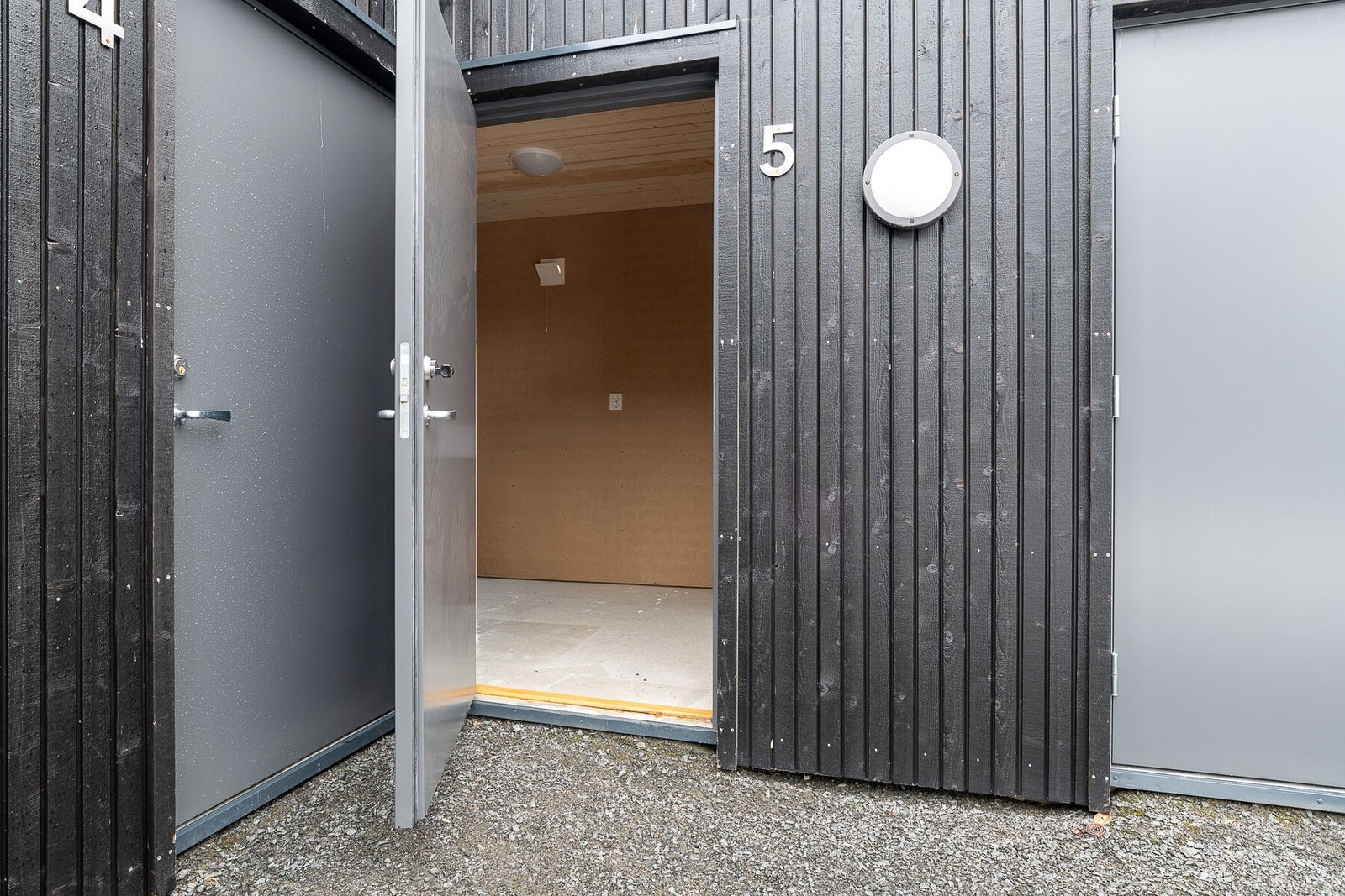 Praktisk sportsbod for utendørs oppbevaring av diverse utstyr og redskaper. Galleribilde