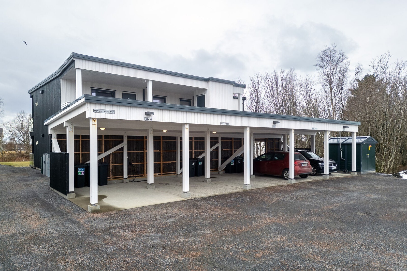 Leiligheten disponerer fast, oppmerket parkeringsplass i carport. Galleribilde